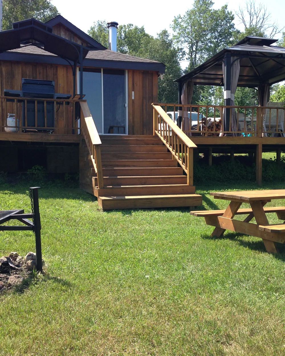Le Chalet Coquet dispose d'une vaste terrasse avec gazebo, barbecue et foyer extérieur.