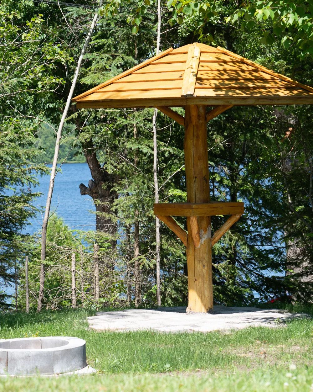 Une structure en bois avec toit protège cet espace aménagé sur le site de camping.