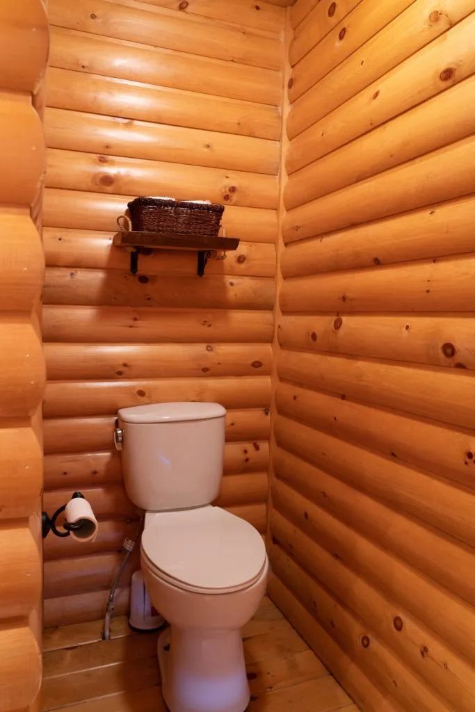 Vue de la salle de bain en bois rond située dans le chalet.