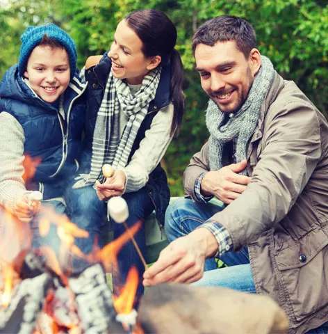 Moment de détente en famille autour du feu de camp chez Domaine de la Baie au Sable, Laurentides, Québec