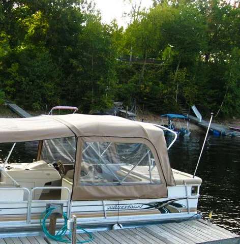 Plaisirs nautiques en ponton sur le lac chez Domaine de la Baie au Sable, Laurentides, Québec