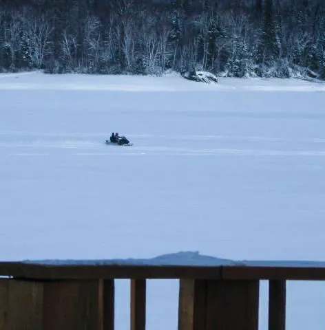 Randonnée en motoneige durant la saison hivernale chez Domaine de la Baie au Sable, Laurentides, Québec