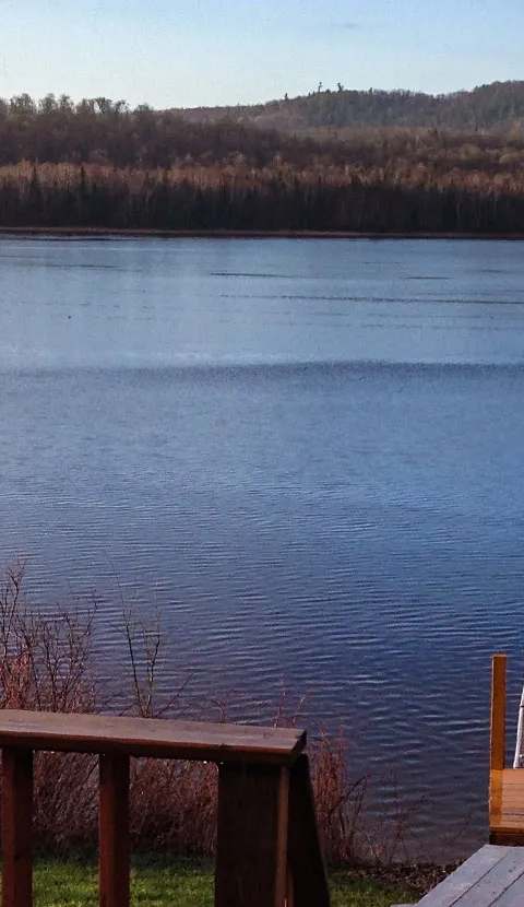 Vue paisible sur le réservoir Baskatong depuis le quai chez Domaine de la Baie au Sable, Laurentides, Québec