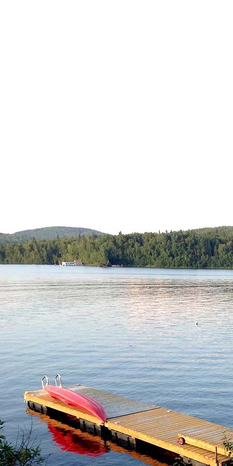 Quai privé en bordure d'eau chez Domaine de la Baie au Sable, Laurentides, Québec