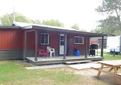 Le chalet 1 dispose d'une galerie couverte, d'une table à pique-nique et d'un barbecue extérieur.