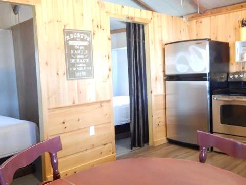 La cuisine fonctionnelle et l'espace de vie intérieur de notre chalet numéro 3.