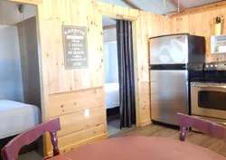 La cuisine équipée du chalet 1 avec vue sur les chambres.