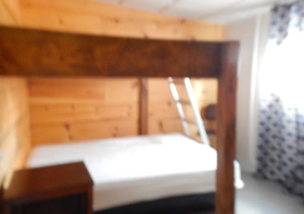 Vue sur le lit superposé en bois à l'intérieur du chalet.