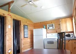 Vue de la cuisine et de l'espace repas dans le chalet 4.