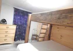 Cette chambre du chalet 4 est équipée de lits superposés en bois.