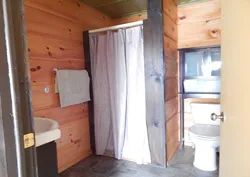 La salle de bain du chalet dispose d'une douche, d'une toilette et d'un lavabo.