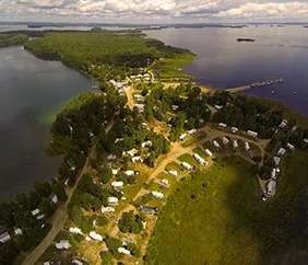 Terrain de camping 3 services – Pavillon Arc-en-Ciel