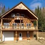 Exterior view of the Le Panoramique cottage with its large veranda and upper balcony.