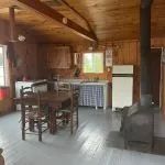 La cuisine et la salle à manger du chalet Le Coquet avec son poêle à bois.