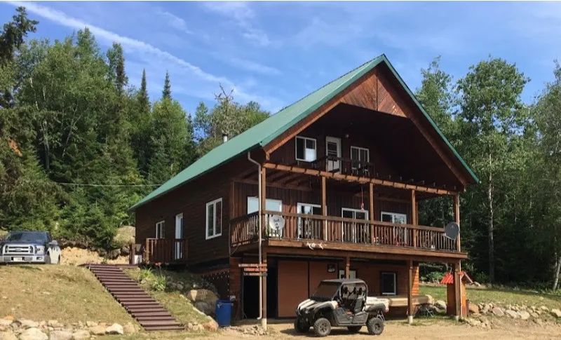 Overview of Le Panoramique cottage with its large balcony and outdoor access.
