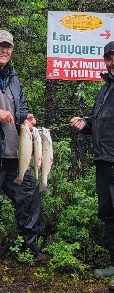Pêche à la truite mouchetée à la pourvoirie chez Pourvoirie la Baie du Nord, Côte-Nord, Québec