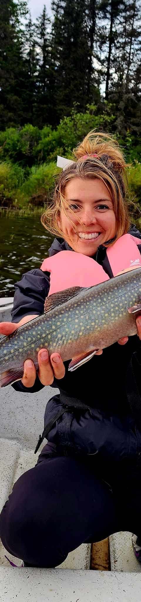 Bel exemple de prise de truite sur le lac chez Pourvoirie la Baie du Nord, Côte-Nord, Québec