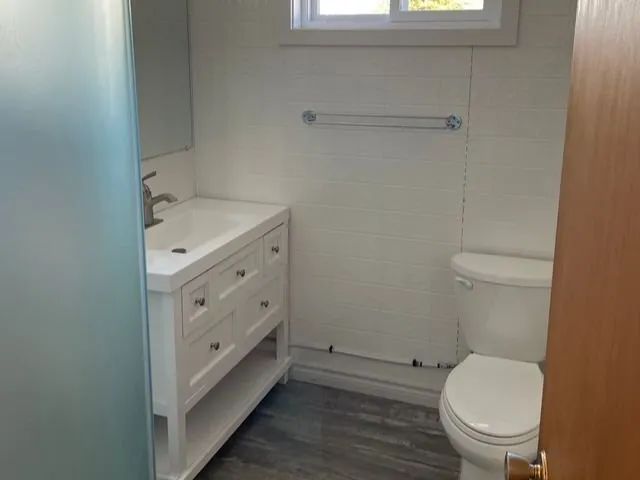 La salle de bain du Lodge 1 dispose d'un lavabo avec rangement et d'une toilette.