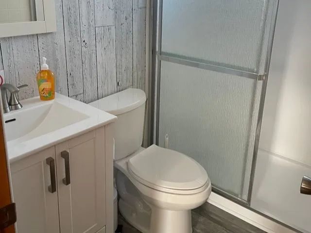 Vue de la salle de bain équipée dans le Lodge 1.