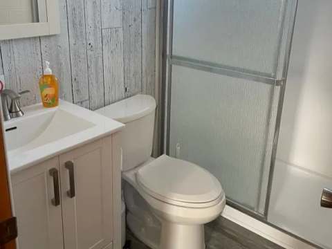 Vue de la salle de bain équipée dans le Lodge 1.