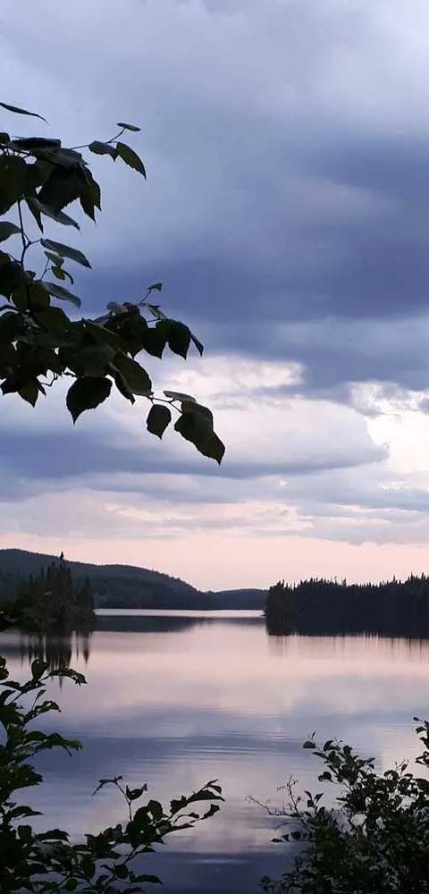 Paysage naturel et plan d'eau à la pourvoirie chez Pourvoirie Wapoos-Sibi, Mauricie, Québec
