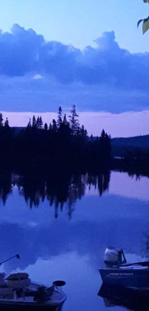 Ambiance au bord du lac à la pourvoirie chez Pourvoirie Wapoos-Sibi, Mauricie, Québec