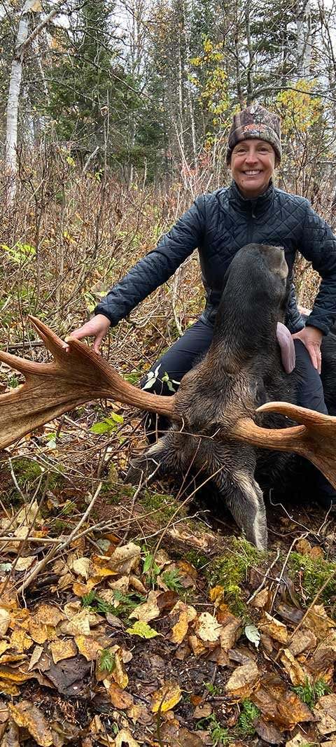 Chasseur avec sa récolte d'orignal chez Pourvoirie Wapoos-Sibi, Mauricie, Québec
