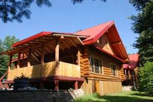 Le chalet Birch Haven offre une structure en bois rond avec une terrasse couverte.