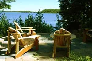 Profitez de la vue sur le lac depuis la terrasse extérieure privée du chalet.