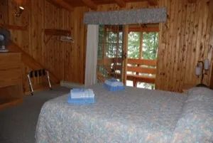 Cette chambre rustique avec lit double offre une vue directe sur la véranda extérieure.