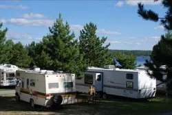 Des emplacements de camping boisés sont disponibles pour les véhicules récréatifs.