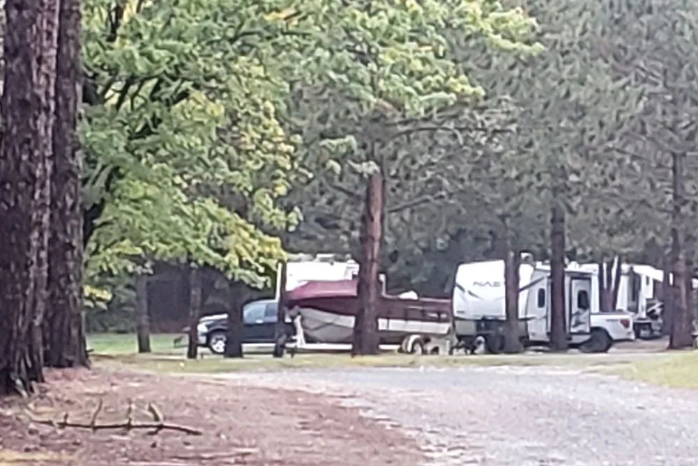 Nos emplacements de camping permettent d'accueillir confortablement votre VR et votre embarcation.