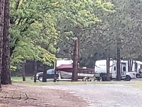 Nos emplacements de camping permettent d'accueillir confortablement votre VR et votre embarcation.