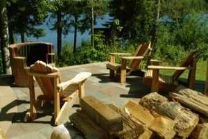 Profitez du foyer extérieur et de la vue sur l'eau depuis la terrasse du chalet.