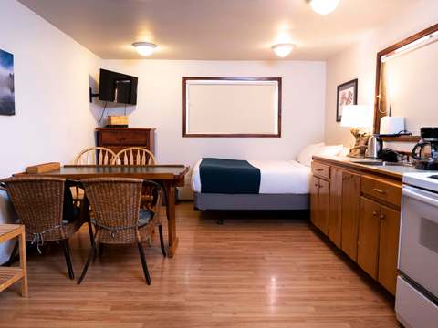 Suite Boat Shop – Finn Bay Lodge