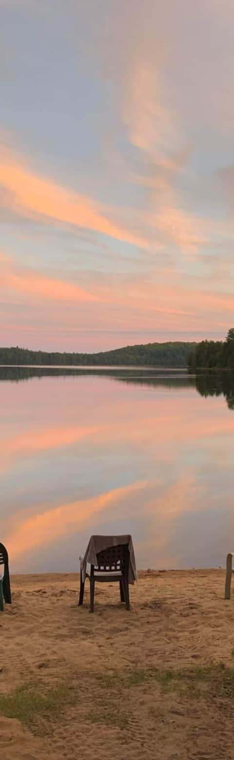 Plan d'eau calme et paysage nordique au bord du lac chez Pourvoirie du Lac Forant, Outaouais, Québec