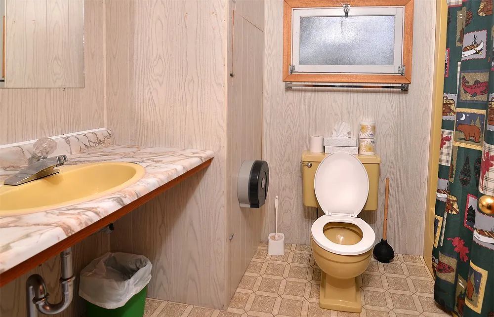 La salle de bain privée du chalet est équipée d'une toilette et d'un lavabo fonctionnel.