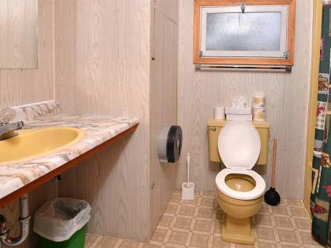 La salle de bain privée du chalet est équipée d'une toilette et d'un lavabo fonctionnel.