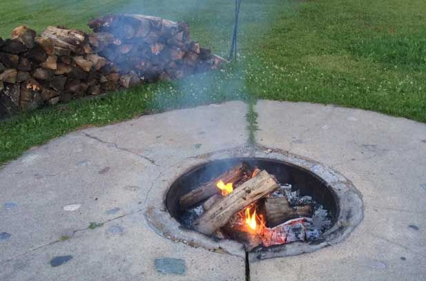 Profitez d'un feu de camp extérieur près de votre chalet.