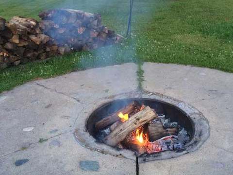 Profitez d'un feu de camp extérieur près de votre chalet.