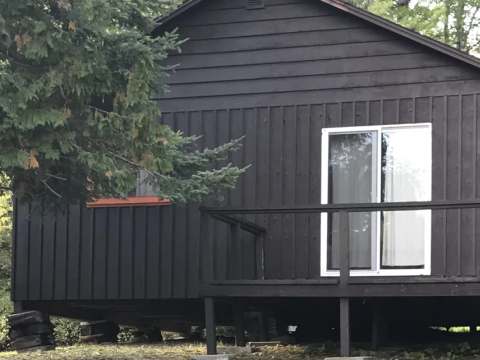 Vue latérale du chalet 14 avec sa galerie et sa porte-patio.