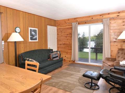 Le salon du chalet 14 offre un coin détente confortable avec une vue directe sur le lac.
