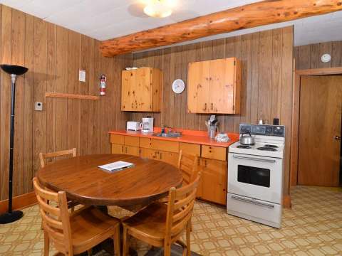The equipped kitchen and dining area in cabin 1a.
