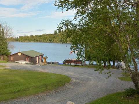 Vue sur l'un des chalets de la pourvoirie situé à proximité du lac et de la marina.