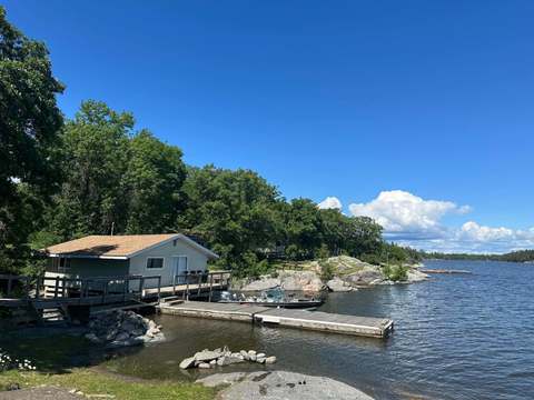 Musky Manor – Saarela’s Moonlite Bay