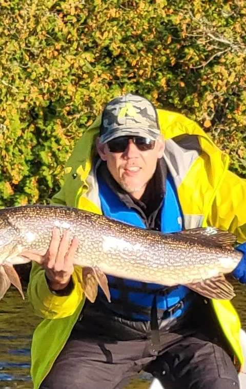 Moment de détente et de pêche au bord de l'eau chez Air-Dale Fishing & Hunting, Région d'Algoma, Ontario
