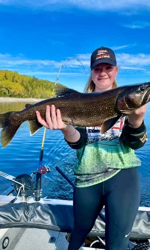 Prise de pêche à la pourvoirie chez Air-Dale Fishing & Hunting, Région d'Algoma, Ontario