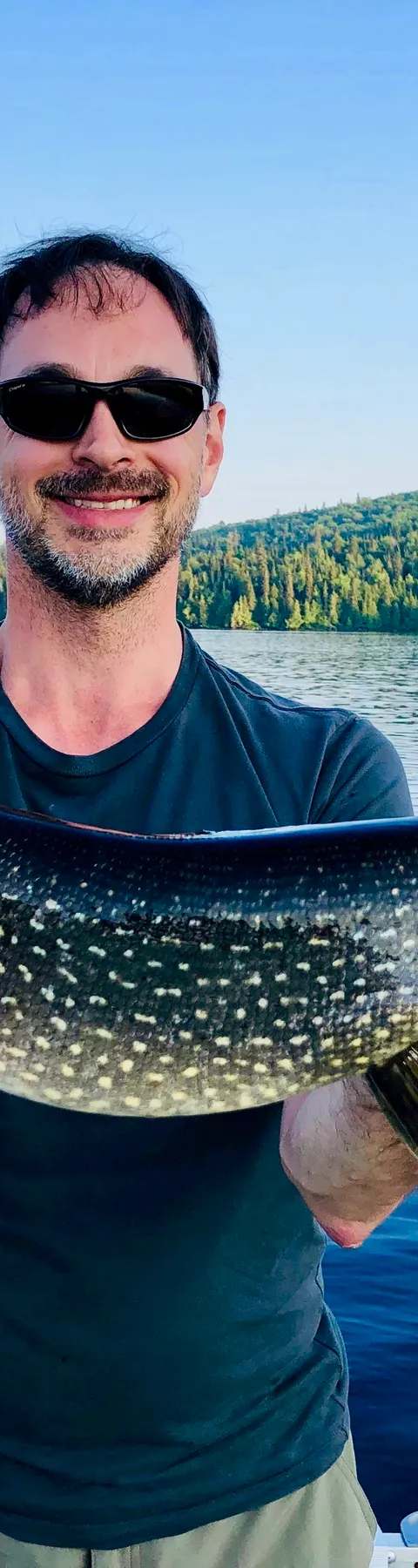 Belle capture de poisson sur le lac chez Air-Dale Fishing & Hunting, Région d'Algoma, Ontario
