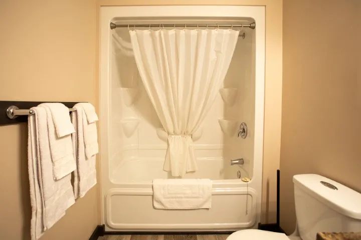 The family suite bathroom is equipped with a bathtub and integrated shower.