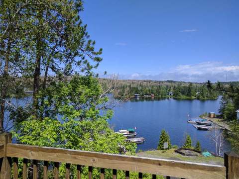 Vue panoramique sur le lac et le quai depuis la galerie de l'unité de motel.